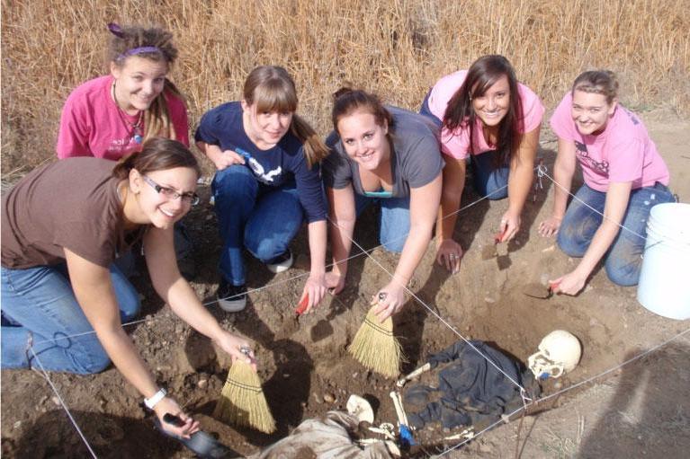 UNC 法医人类学 students excavate a mock skeleton at the Poudre Learning Center.